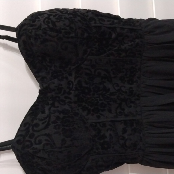 Woman's dress - Picture 4 of 5